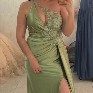 Elegant Green Evening Gown